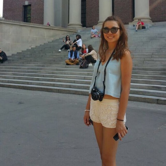 Meet your Posher, Claudia - Picture 1 of 1